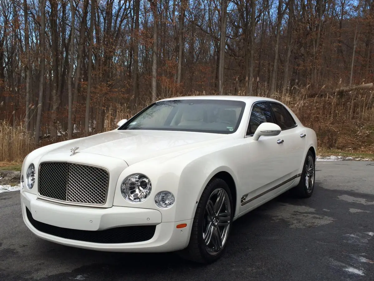 WHITE-BENTLEY-MULSANNE-1